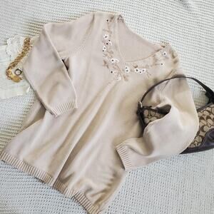 Vintage floral embroidered vneck sweater excellent condition